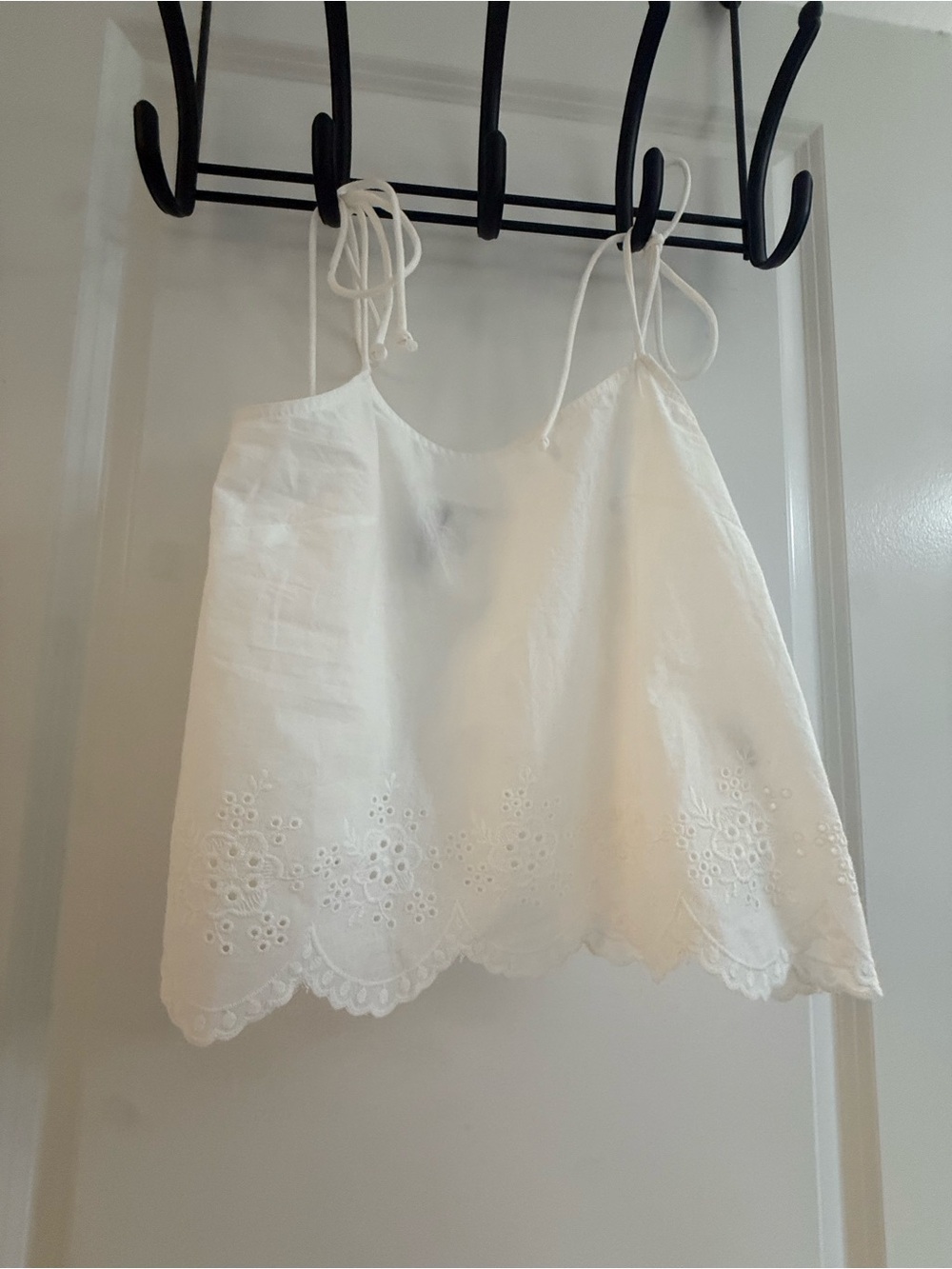 H&M White Eyelet Scallop-Trim Tie Strap Crop Top - Picture 2 of 3